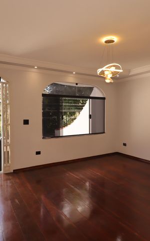 Casa à venda com 250m², 3 quartos e 3 vagasSala