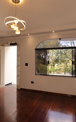 Casa à venda com 250m², 3 quartos e 3 vagasSala
