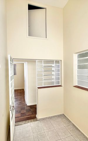 Casa à venda com 150m², 4 quartos e 3 vagas Casa à venda com 150m², 4 quartos e 3 vagasEscritório