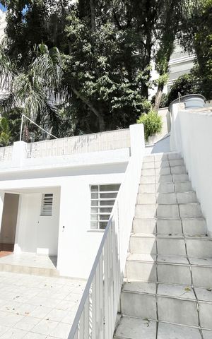 Casa à venda com 150m², 4 quartos e 3 vagas Casa à venda com 150m², 4 quartos e 3 vagasEscada