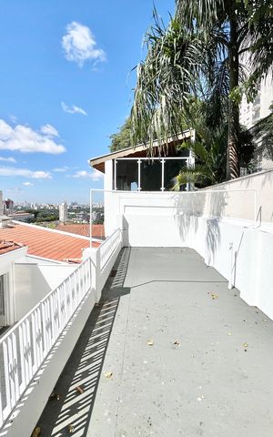 Casa à venda com 150m², 4 quartos e 3 vagas Casa à venda com 150m², 4 quartos e 3 vagasVaranda