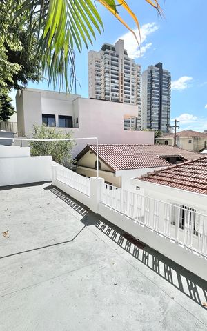 Casa à venda com 150m², 4 quartos e 3 vagas Casa à venda com 150m², 4 quartos e 3 vagasVaranda