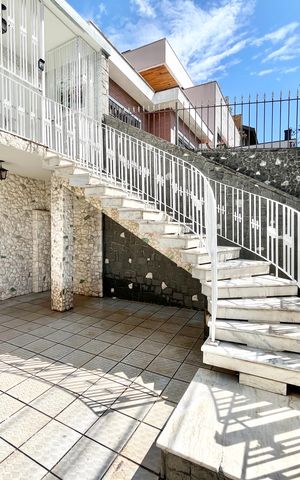 Casa à venda com 150m², 4 quartos e 3 vagas Casa à venda com 150m², 4 quartos e 3 vagasEntrada