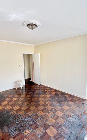 Casa à venda com 150m², 4 quartos e 3 vagas Casa à venda com 150m², 4 quartos e 3 vagasSala