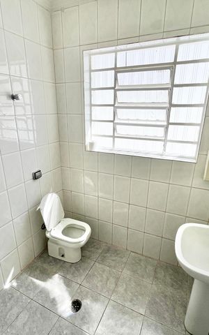 Casa à venda com 150m², 4 quartos e 3 vagas Casa à venda com 150m², 4 quartos e 3 vagasBanheiro social