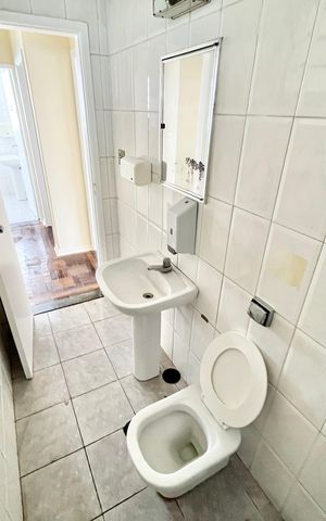 Casa à venda com 150m², 4 quartos e 3 vagas Casa à venda com 150m², 4 quartos e 3 vagasBanheiro de serviço