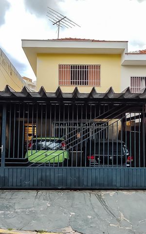 Casa à venda com 210m², 5 quartos e 2 vagasFachada