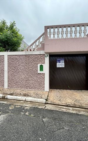 Casa à venda com 304m², 2 quartos e 4 vagas Casa à venda com 304m², 2 quartos e 4 vagasFachada