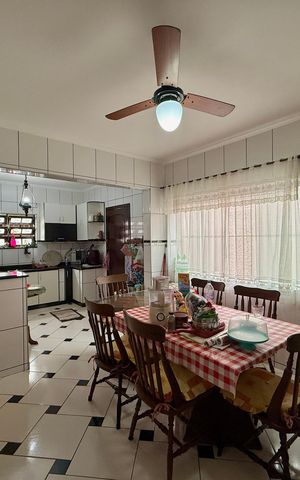 Casa à venda com 304m², 2 quartos e 4 vagas Casa à venda com 304m², 2 quartos e 4 vagasCozinha
