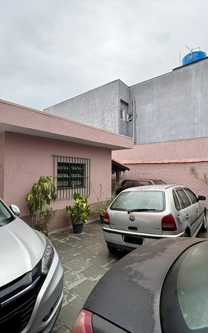 Casa à venda com 304m², 2 quartos e 4 vagas Casa à venda com 304m², 2 quartos e 4 vagasQuintal