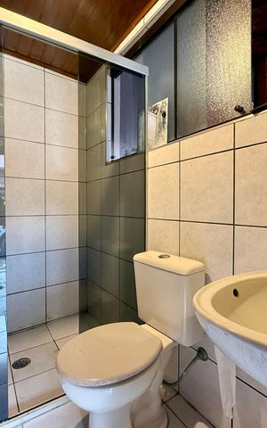 Casa à venda com 304m², 2 quartos e 4 vagas Casa à venda com 304m², 2 quartos e 4 vagasBanheiro de serviço