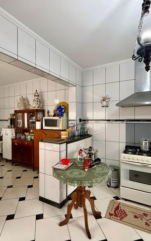 Casa à venda com 304m², 2 quartos e 4 vagas Casa à venda com 304m², 2 quartos e 4 vagasCozinha