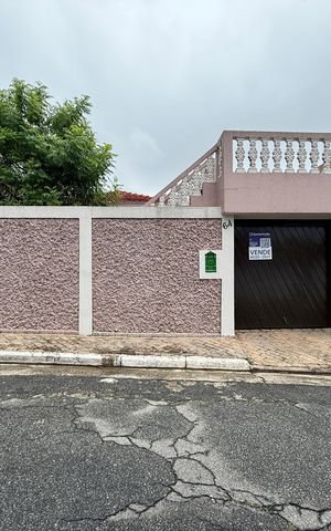Casa à venda com 304m², 2 quartos e 4 vagas Casa à venda com 304m², 2 quartos e 4 vagasFachada