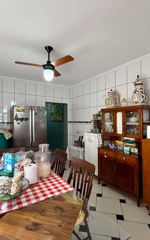 Casa à venda com 304m², 2 quartos e 4 vagas Casa à venda com 304m², 2 quartos e 4 vagasCozinha
