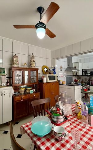 Casa à venda com 304m², 2 quartos e 4 vagas Casa à venda com 304m², 2 quartos e 4 vagasCozinha