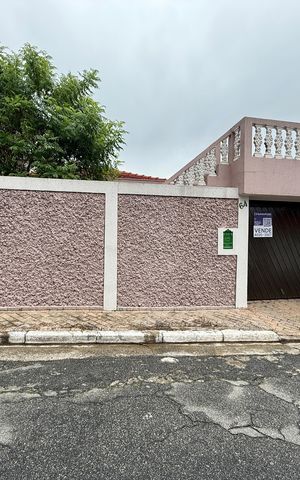 Casa à venda com 304m², 2 quartos e 4 vagas Casa à venda com 304m², 2 quartos e 4 vagasFachada