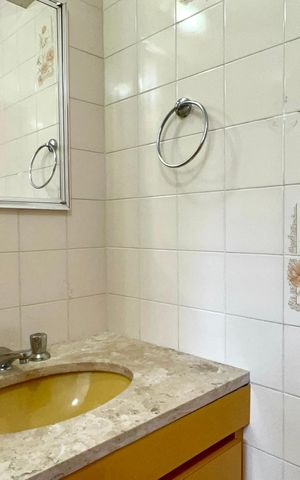 Apartamento à venda com 74m², 2 quartos e 1 vaga Apartamento à venda com 74m², 2 quartos e 1 vagaBanheiro