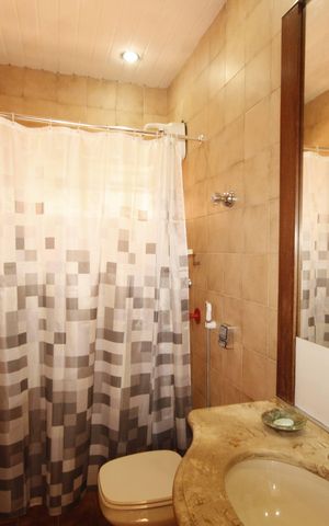 Casa à venda com 267m², 4 quartos e 3 vagasbanheiro 1