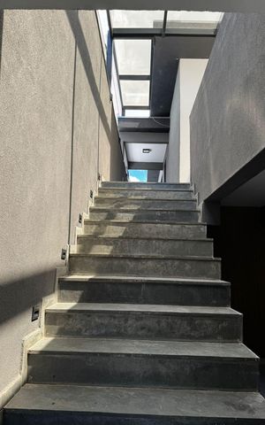 Casa para alugar com 240m², 2 quartos e 2 vagas Casa para alugar com 240m², 2 quartos e 2 vagasEscada
