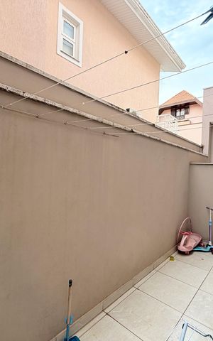 Casa de condomínio à venda com 329m², 3 quartos e 3 vagasÁrea de Serviço - corredor lateral