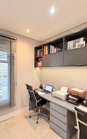 Casa de condomínio à venda com 329m², 3 quartos e 3 vagasEscritório