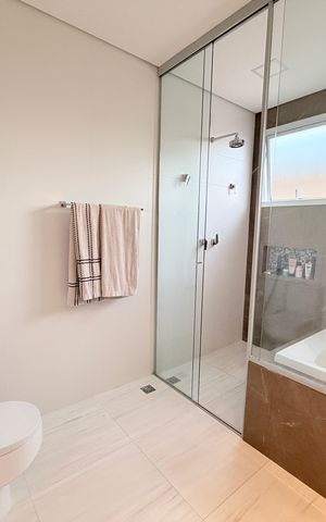 Casa de condomínio à venda com 329m², 3 quartos e 3 vagasBanheiro da Suíte