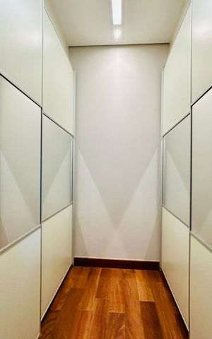 Apartamento à venda com 274m², 4 quartos e 5 vagas Apartamento à venda com 274m², 4 quartos e 5 vagasCloset