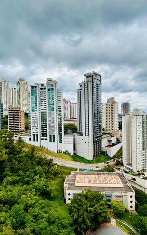 Apartamento à venda com 274m², 4 quartos e 5 vagas Apartamento à venda com 274m², 4 quartos e 5 vagasVista da sacada