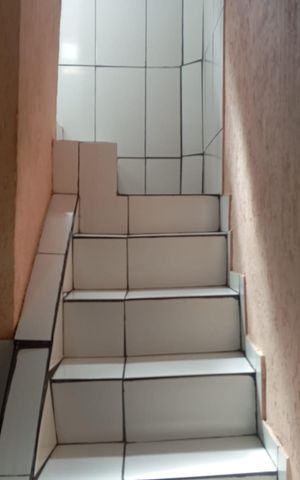 Casa à venda com 46m², 2 quartos e sem vaga Casa à venda com 46m², 2 quartos e sem vagaEscada