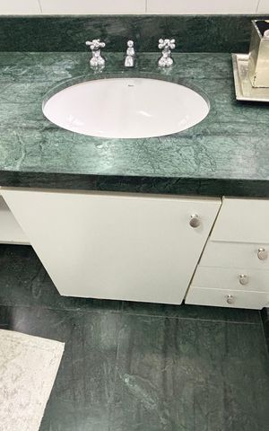 Apartamento à venda com 103m², 2 quartos e 2 vagas Apartamento à venda com 103m², 2 quartos e 2 vagasBanheiro da Suíte 1