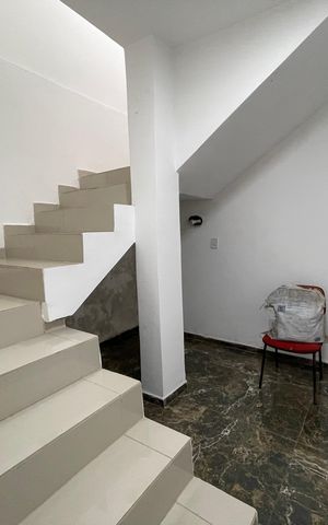 Casa à venda com 219m², 3 quartos e 4 vagas Casa à venda com 219m², 3 quartos e 4 vagasEscada