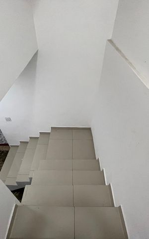 Casa à venda com 219m², 3 quartos e 4 vagas Casa à venda com 219m², 3 quartos e 4 vagasEscada
