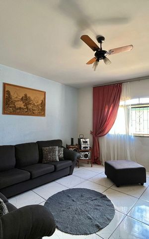 Casa à venda com 230m², 2 quartos e 3 vagas Casa à venda com 230m², 2 quartos e 3 vagasSala