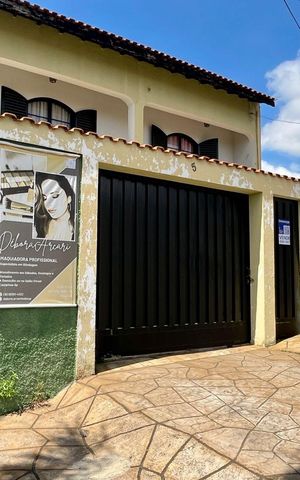 Casa à venda com 230m², 2 quartos e 3 vagas Casa à venda com 230m², 2 quartos e 3 vagasFachada da casa