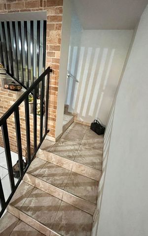 Casa à venda com 230m², 2 quartos e 3 vagas Casa à venda com 230m², 2 quartos e 3 vagasEscada