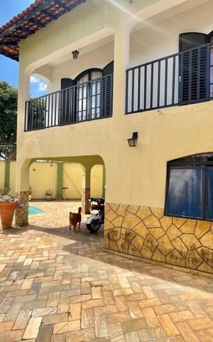 Casa à venda com 230m², 2 quartos e 3 vagas Casa à venda com 230m², 2 quartos e 3 vagasFachada da casa