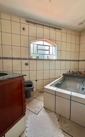 Casa à venda com 230m², 2 quartos e 3 vagas Casa à venda com 230m², 2 quartos e 3 vagasBanheiro da Suíte