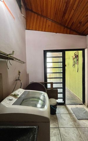 Casa à venda com 230m², 2 quartos e 3 vagas Casa à venda com 230m², 2 quartos e 3 vagasÁrea de Serviço
