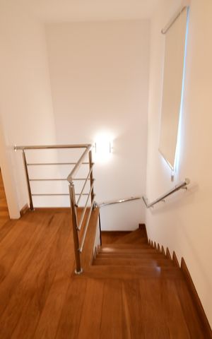 Casa de condomínio à venda com 146m², 3 quartos e 2 vagasEscada