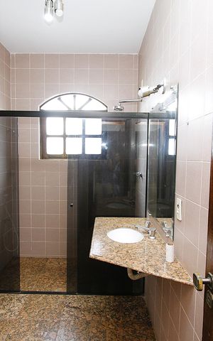 Casa à venda com 390m², 6 quartos e 2 vagasBanheiro 1