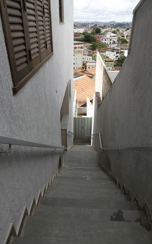 Casa à venda com 390m², 6 quartos e 2 vagasEscada