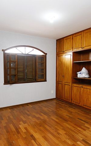 Casa à venda com 390m², 6 quartos e 2 vagasQuarto 3