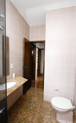 Casa à venda com 390m², 6 quartos e 2 vagasBanheiro 1