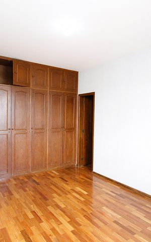 Casa à venda com 390m², 6 quartos e 2 vagasQuarto 4 - Suíte