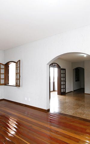 Casa à venda com 390m², 6 quartos e 2 vagasSala
