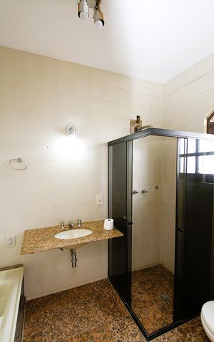 Casa à venda com 390m², 6 quartos e 2 vagasBanheiro 2 da Suíte 