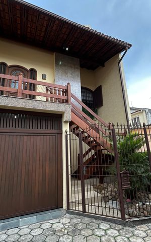 Casa de condomínio à venda com 196m², 4 quartos e 2 vagasFachada