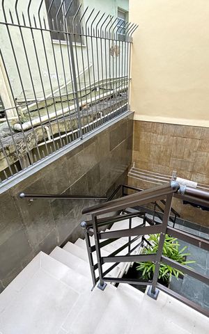 Casa de condomínio à venda com 196m², 4 quartos e 2 vagasEscada