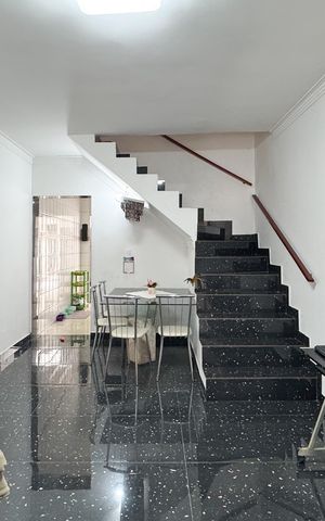 Casa à venda com 76m², 2 quartos e 2 vagas Casa à venda com 76m², 2 quartos e 2 vagasSala