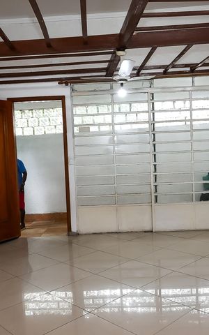 Casa à venda com 280m², 4 quartos e 2 vagas Casa à venda com 280m², 4 quartos e 2 vagasSala 1